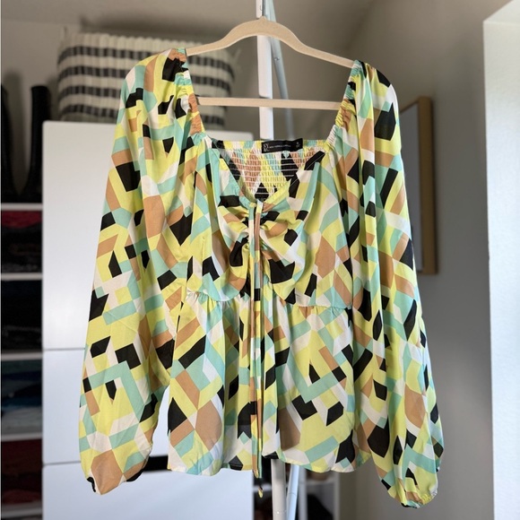 NWOT New York & Company Black and Yellow Pattern Tie Front Blouse Size XL - Picture 5 of 9